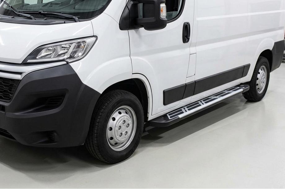 Peugeot Boxer 2006-2025 Marchepieds Latéraux Sunrise (2 pcs, Aluminium) Image