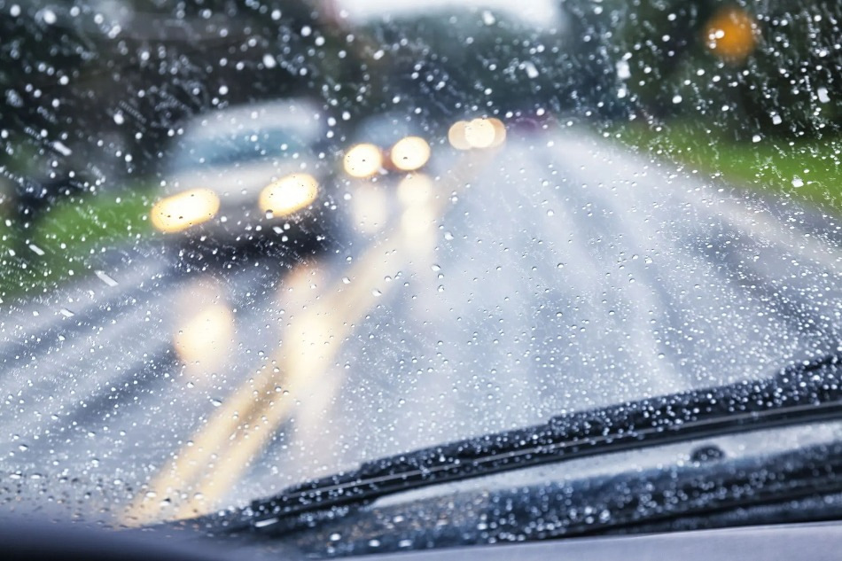 À quel point est-il dangereux de conduire sous une forte pluie ?