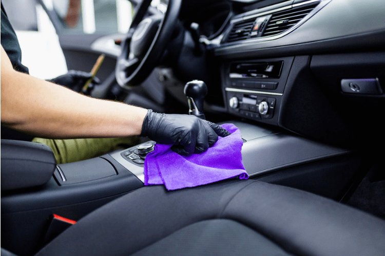 Comment rafraîchir le plastique à l’intérieur de la voiture ?