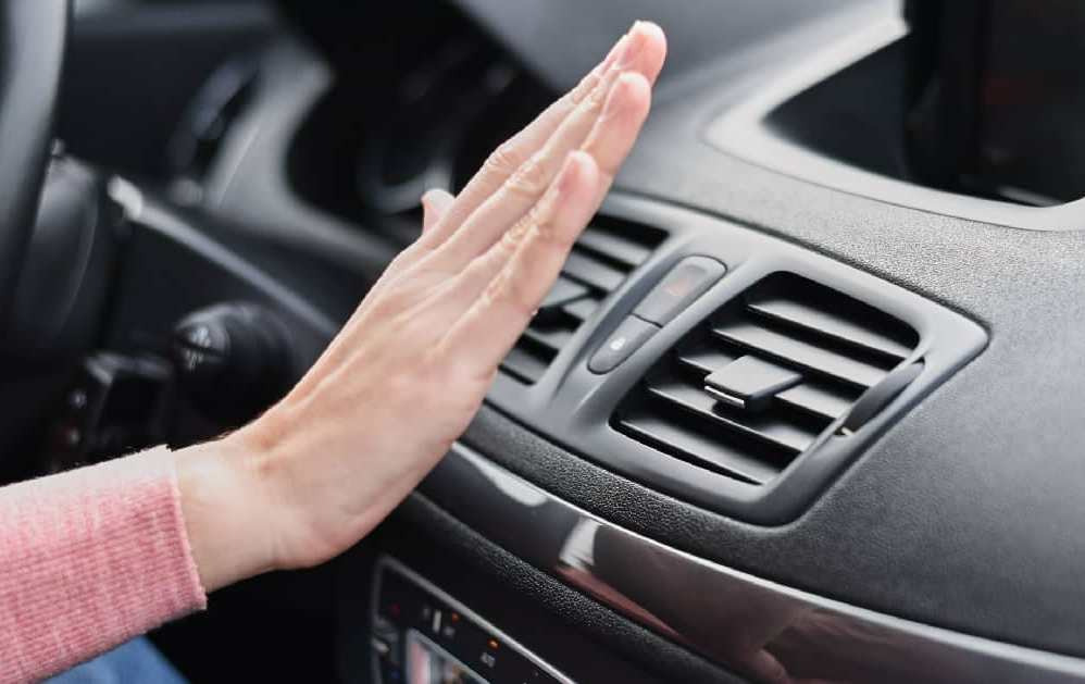 Pourquoi la climatisation de voiture souffle mal : causes possibles