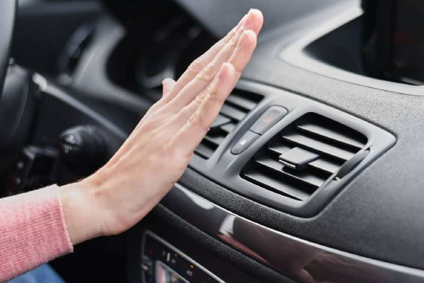 Pourquoi la climatisation de voiture souffle mal : causes possibles