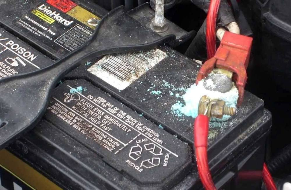 Que faire si les cosses de la batterie sont oxydées ?