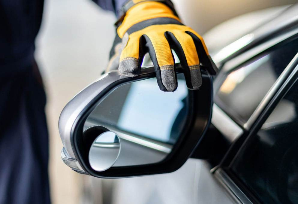 Peut-on remplacer soi-même le rétroviseur d’une voiture ?