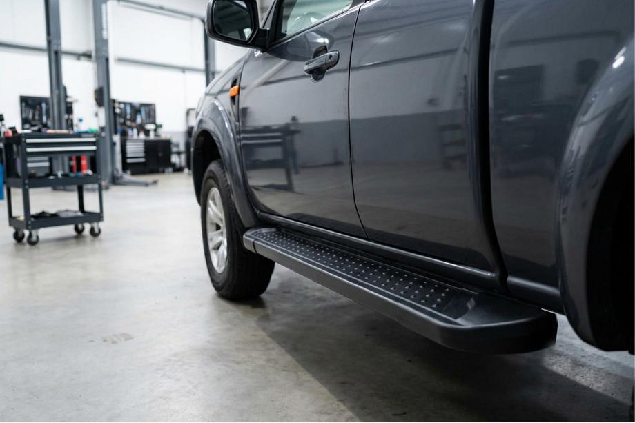 Mazda BT-50 2007-2012 Marchepieds Latéraux Allmond Black (2 pcs, Aluminium) Image