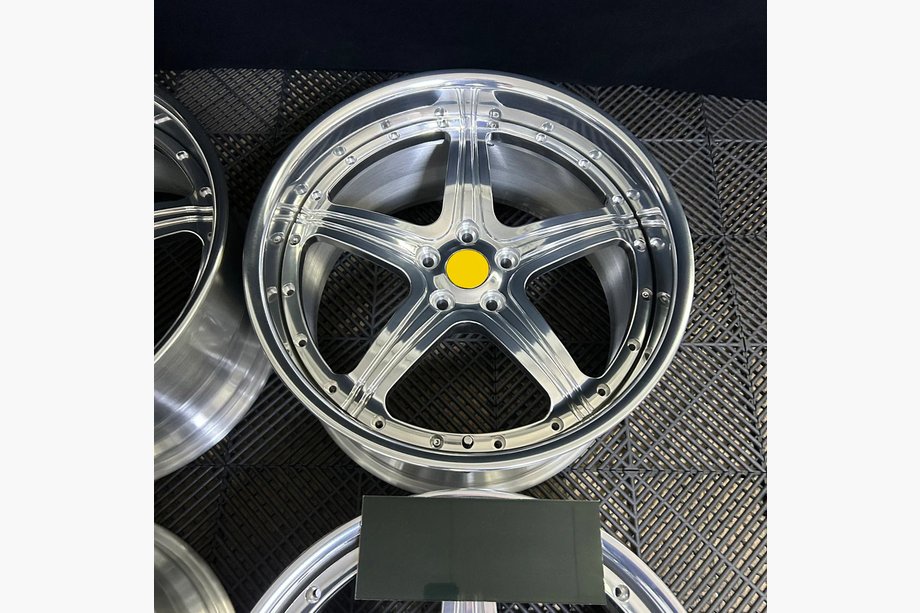 Ferrari 550 Jantes forgées OEM R19 (Lot de 4) Image