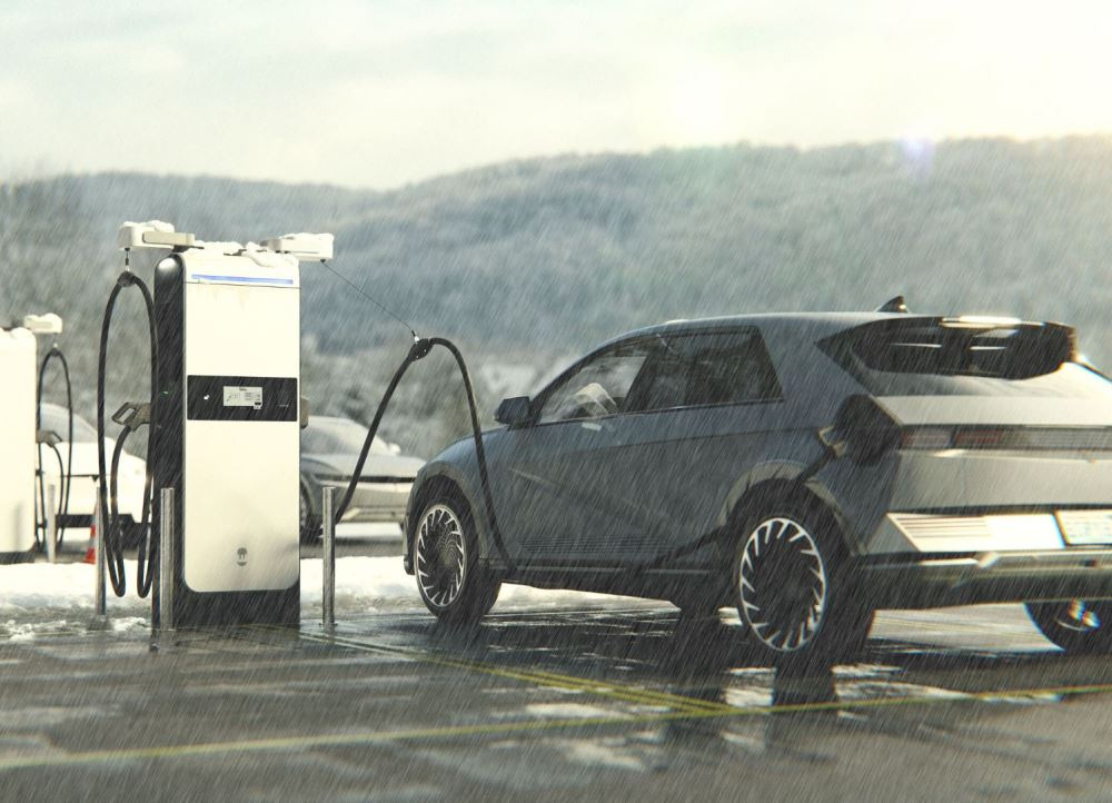 Conduire une voiture électrique sous la pluie : sécurité et conseils