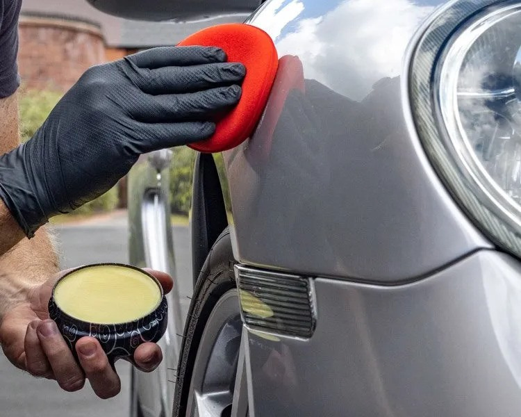 Comment choisir sa cire auto : brillance et protection garanties