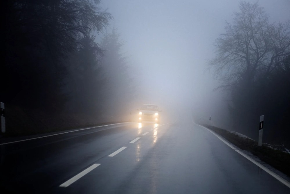 Conduire par brouillard dense : règles essentielles de sécurité