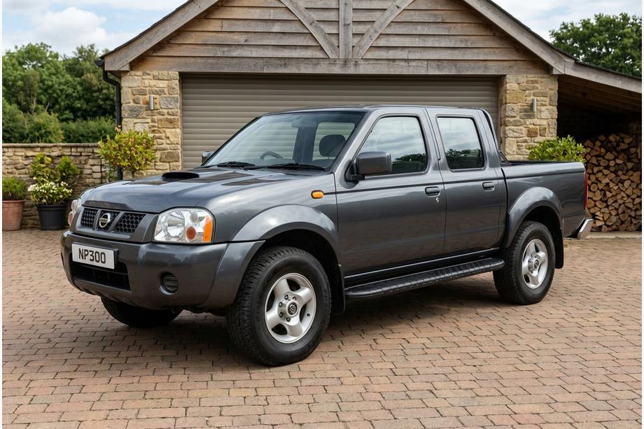 Nissan NP300 1999-2015 Marchepieds Latéraux Bosphorus Black (2 pcs, Aluminium) Image