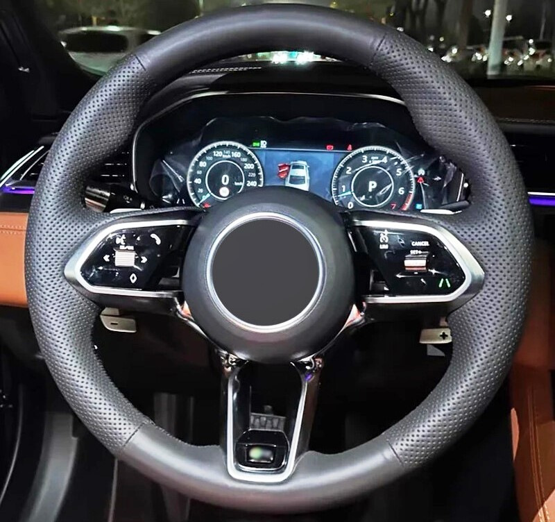 Rénovation du volant : Alcantara, cuir ou simili – lequel est le plus durable ?