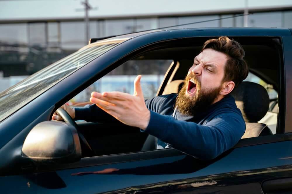 Psychologie des conducteurs agressifs : reconnaître et éviter les conflits sur la route