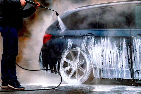 Peut-on laver sa voiture en hiver : règles pour un lavage sûr