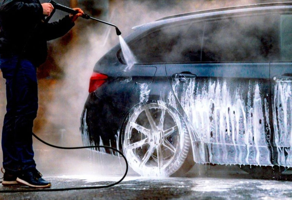 Peut-on laver sa voiture en hiver : règles pour un lavage sûr