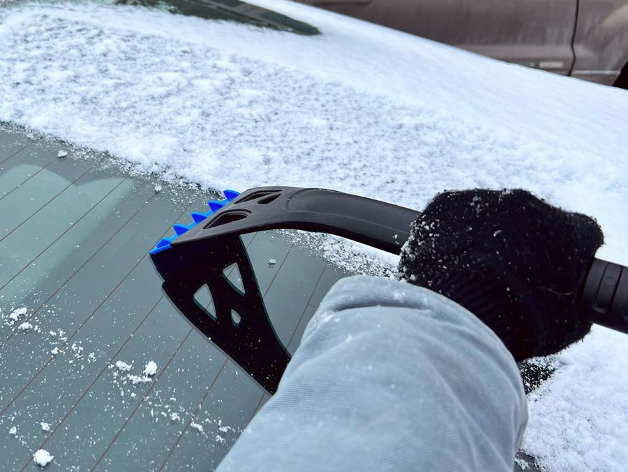 Comment choisir un grattoir pour pare-brise de voiture : La clé d’une visibilité sûre