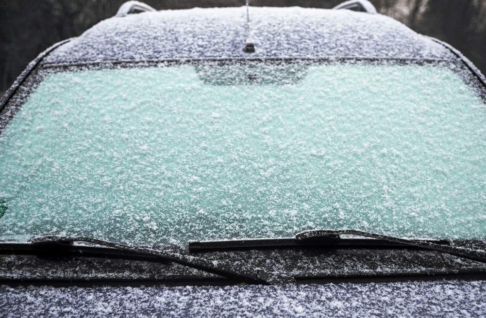 Que faire si les essuie-glaces sont gelés au pare-brise : solutions rapides et sûres