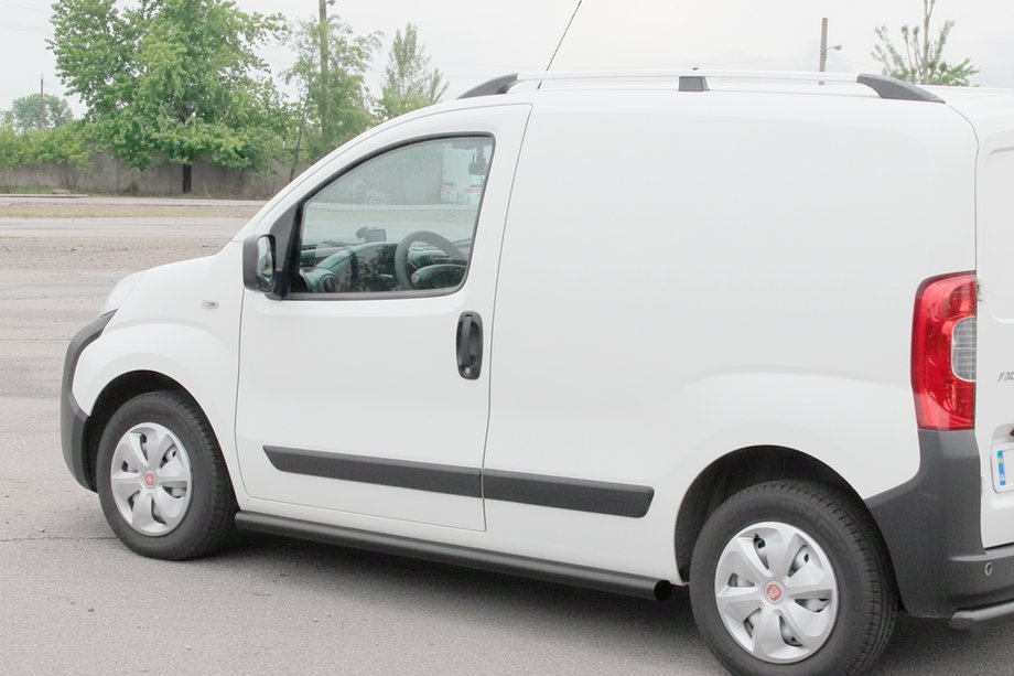 Fiat Fiorino/Qubo 2008-2024 Barres Latérales Ø60 Noires (2 pcs, Inox) Image