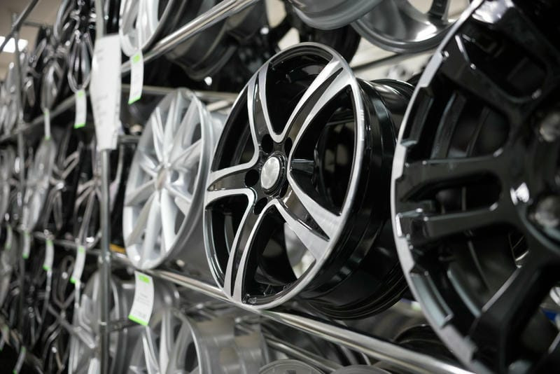 Quelles jantes choisir pour votre voiture : forgées ou coulées ?