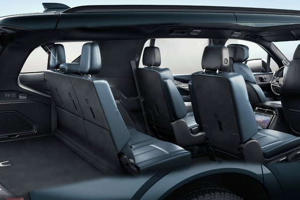 Aperçu du Cadillac Escalade IQL 2026 : SUV électrique phare allongé de 750 ch Photo 6