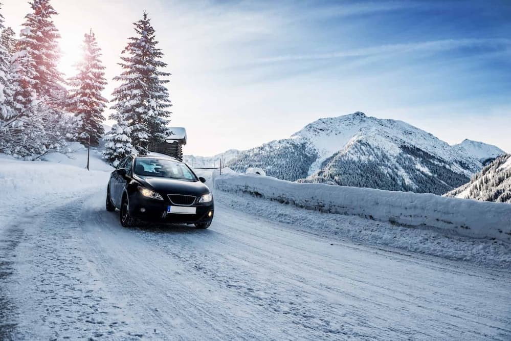 Comment préparer sa voiture pour un voyage à la montagne en hiver : liste de sécurité