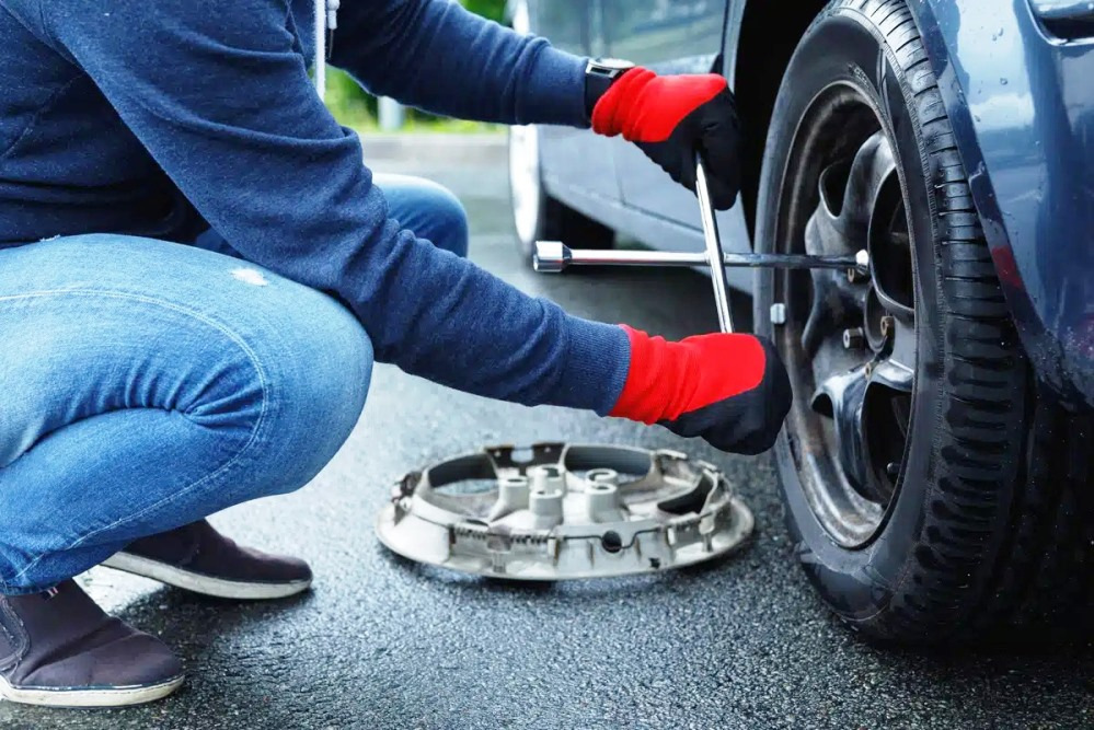 Remplacement d’une roue de voiture : ce qu’il faut savoir pour débuter