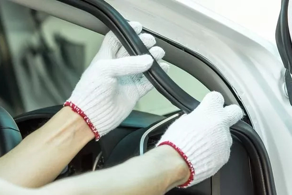 Comment savoir quand il est temps de remplacer les joints de porte de votre voiture ? Photo 1