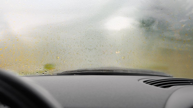 Pourquoi les vitres de voiture s’embuent et comment y remédier