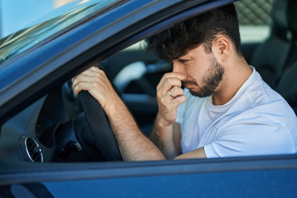Pourquoi ma voiture sent-elle l’essence ? Causes principales et solutions