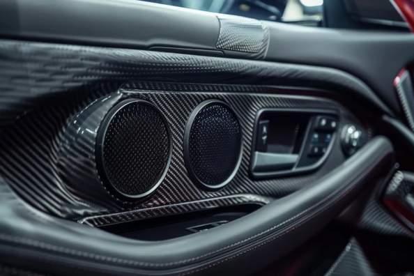 Pourquoi les haut-parleurs de voiture grésillent-ils ? Causes principales et solutions