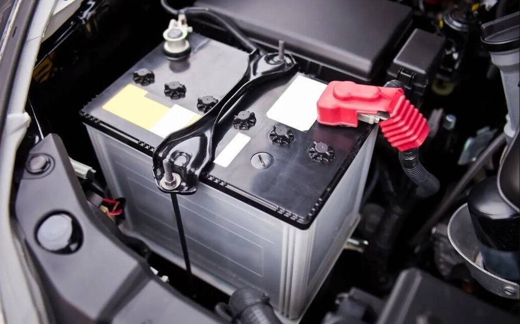 Pourquoi la batterie de voiture se décharge-t-elle ? Causes principales et solutions