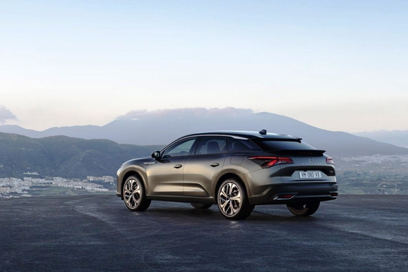 Essai du Citroën C5 X Hybrid : crossover liftback confortable avec hybridation légère Photo 4