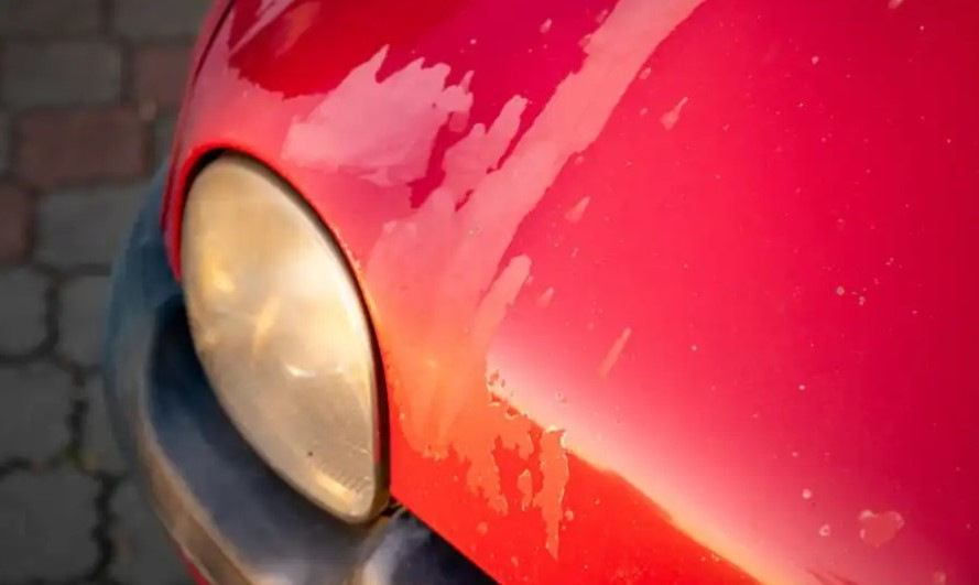 Pourquoi le vernis auto s’écaille ? Causes et protection carrosserie