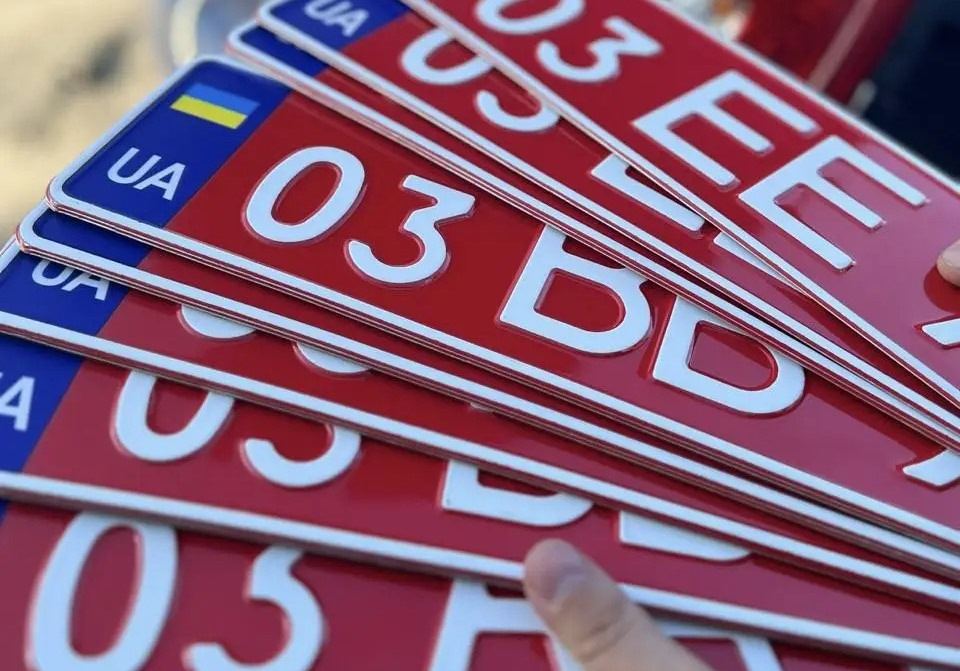 Pourquoi les voitures ont des plaques rouges ? Explications