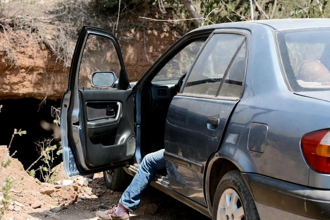 Que faire en voiture sous les tirs : conseils étape par étape