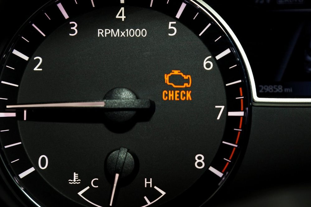 Pourquoi le voyant moteur s’allume ? Causes fréquentes et que faire