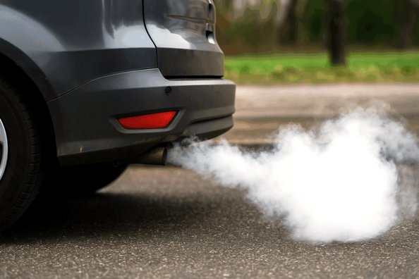 Pourquoi votre voiture fume blanc : causes et que faire