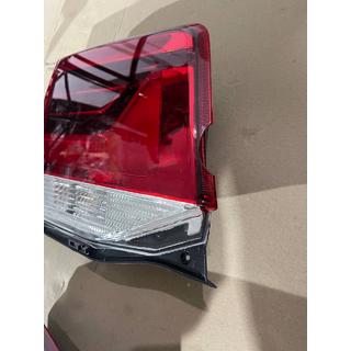 Destockage feu arrière intérieur gauche 2016-2021 (standard OEM) (sur couvercle de coffre) (fissuré) Toyota Land Cruiser 200 2007-2021 photo 2