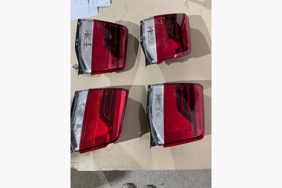Toyota Land Cruiser 200 2007-2021 Destockage feu arrière intérieur gauche 2016-2021 (standard OEM) (sur couvercle de coffre) (fissuré) Photo 6