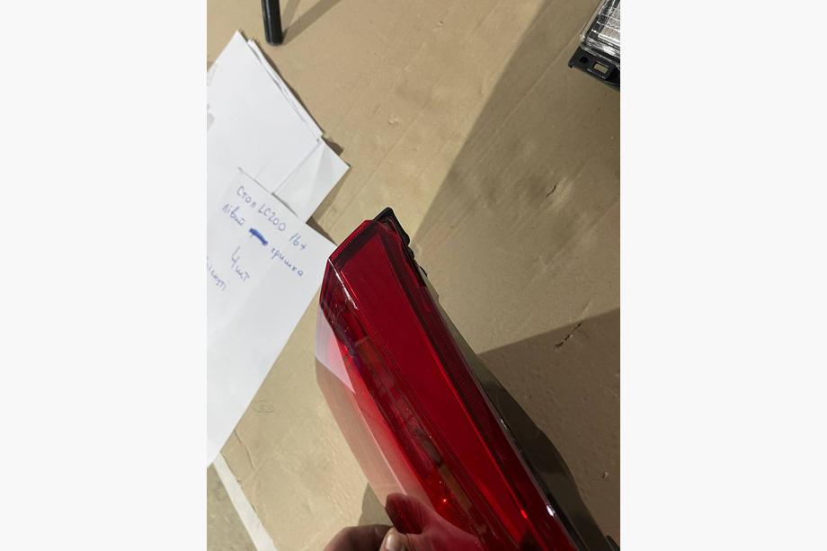 Toyota Land Cruiser 200 2007-2021 Destockage feu arrière intérieur gauche 2016-2021 (standard OEM) (sur couvercle de coffre) (fissuré) Photo 5