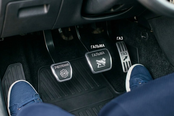 Disposition des pédales en voiture : guide simple pour débutants