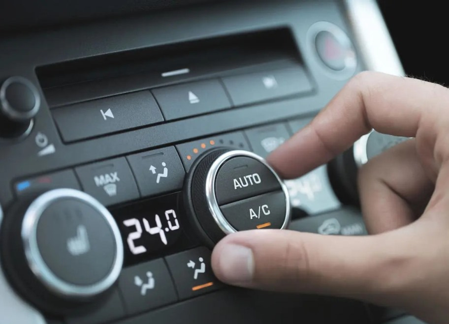 Comment bien allumer la climatisation en voiture : guide pas à pas