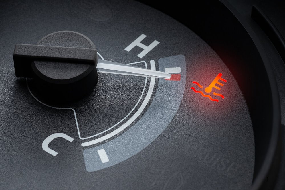 Pourquoi la température moteur augmente : causes et risques