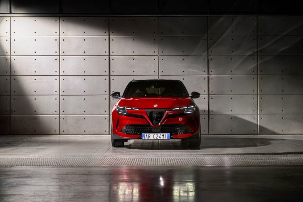 Essai Alfa Romeo Junior (2025) : hybride et SUV électrique en un