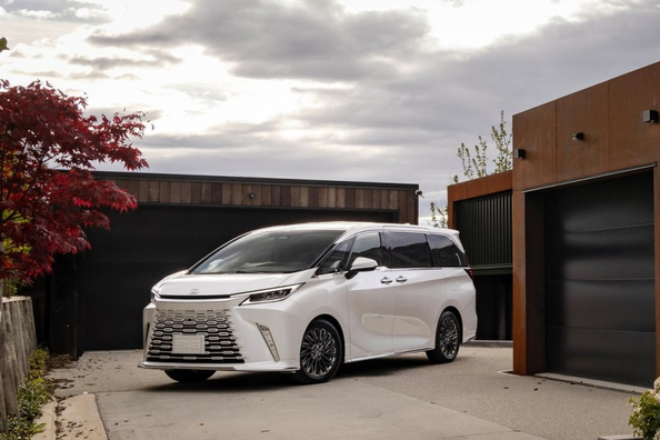 Lexus LM 500h : minivan hybride de luxe pour transport VIP