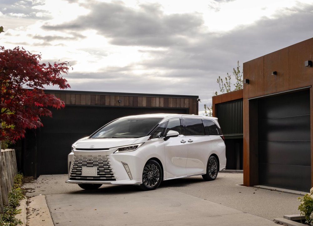 Lexus LM 500h : minivan hybride de luxe pour transport VIP