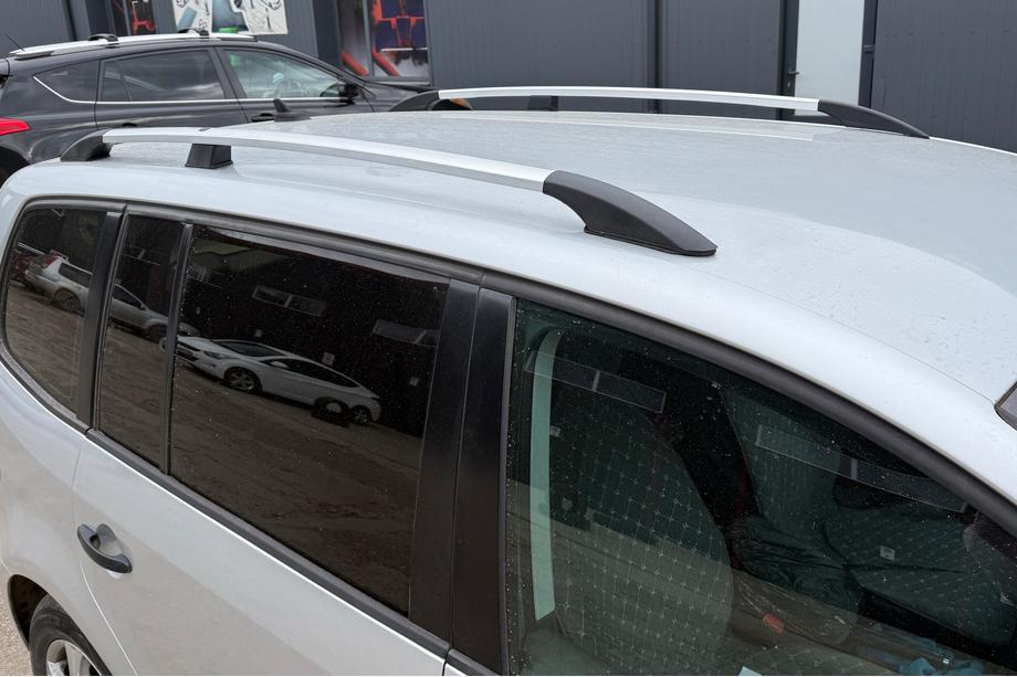 Volkswagen Touran 2010-2015 Barres de toit chromées Pieds Métalliques Photo 10