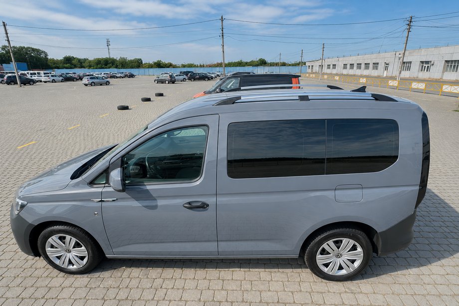 Ford Connect 2021- Barres de toit longitudinales chromées (design turc) Base Maxi, Pieds en Plastique Photo 4