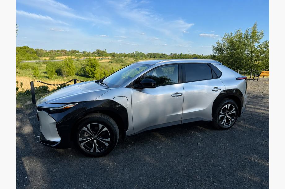 Toyota bZ4X 2022- Rails de toit intégrés OEM, gris (Aluminium) Image