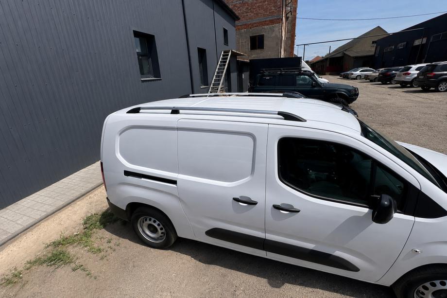 Citroen Berlingo/Multispace 2018- Barres de toit longitudinales chromées (design turc) Long, pieds de fixation métalliques Image