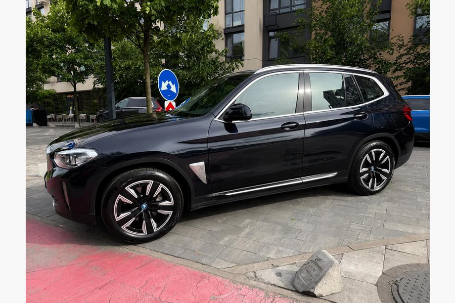 BMW X3 G01 2018- Barres longitudinales de toit OEM intégrées chromées (Aluminium) Image