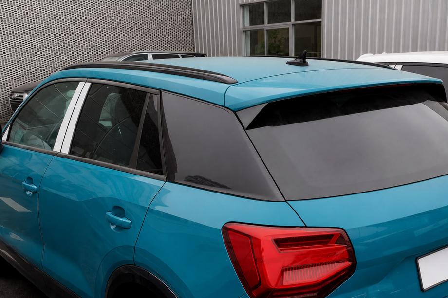 Audi Q2 2016- Barres longitudinales de toit intégrées noires OEM (Aluminium, montage par collage) Photo 1
